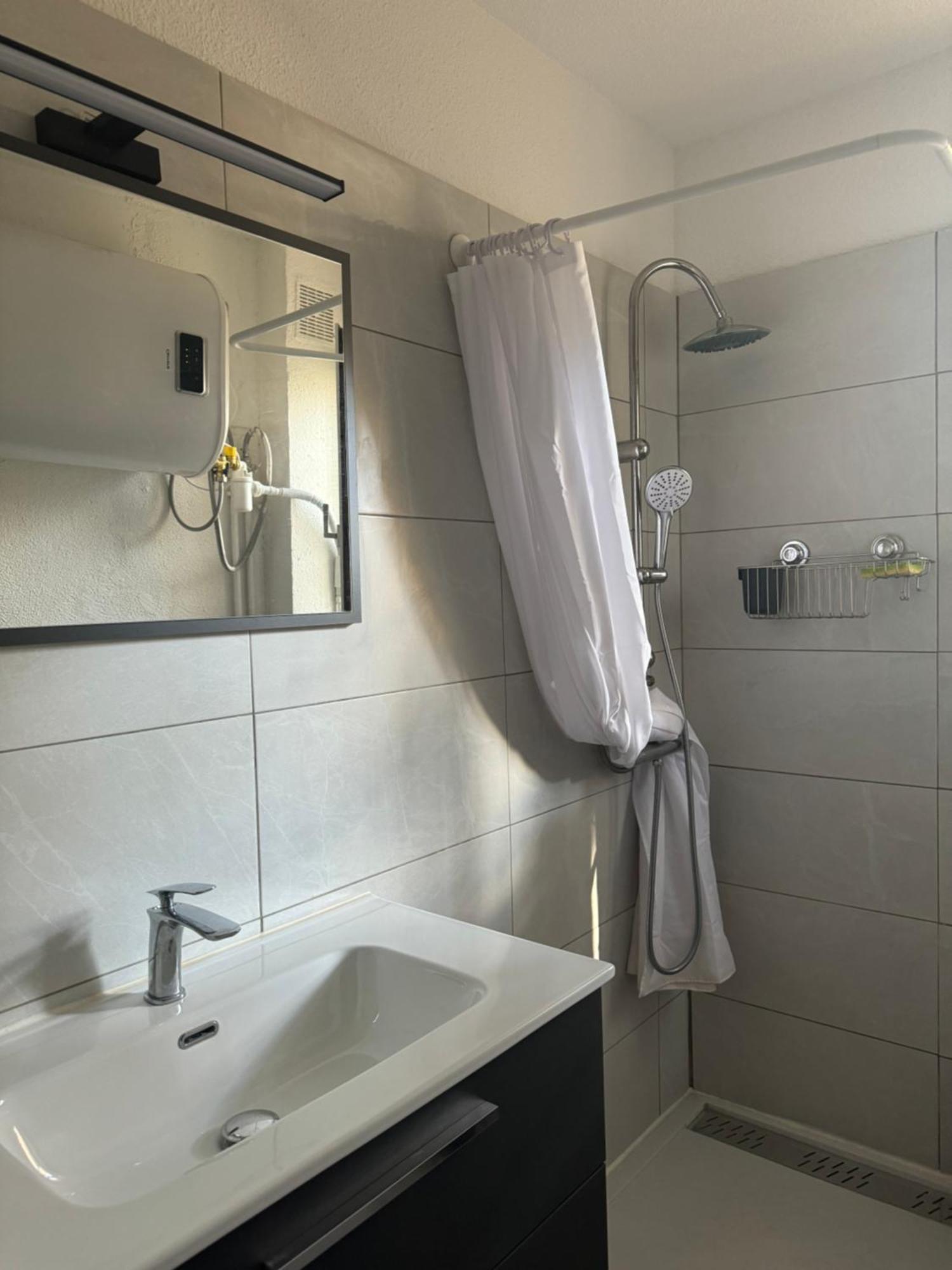 Grand Studio Cabine Proche Plage Et Port Gruissan Bagian luar foto